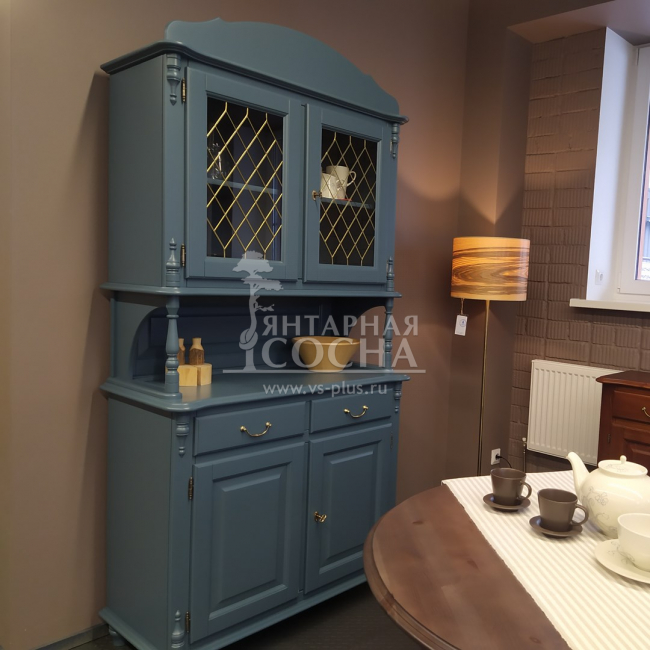 Шкаф-буфет Скандия 2-створчатый с подсветкой, стекло с витражной сеткой из массива сосны Шкаф-буфет Скандия 2-створчатый с подсветкой, стекло с витражной сеткой из массива сосны