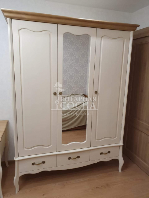 Шкаф 3-х дверный Лебо с зеркалом Шкаф 3-х дверный Лебо с зеркалом